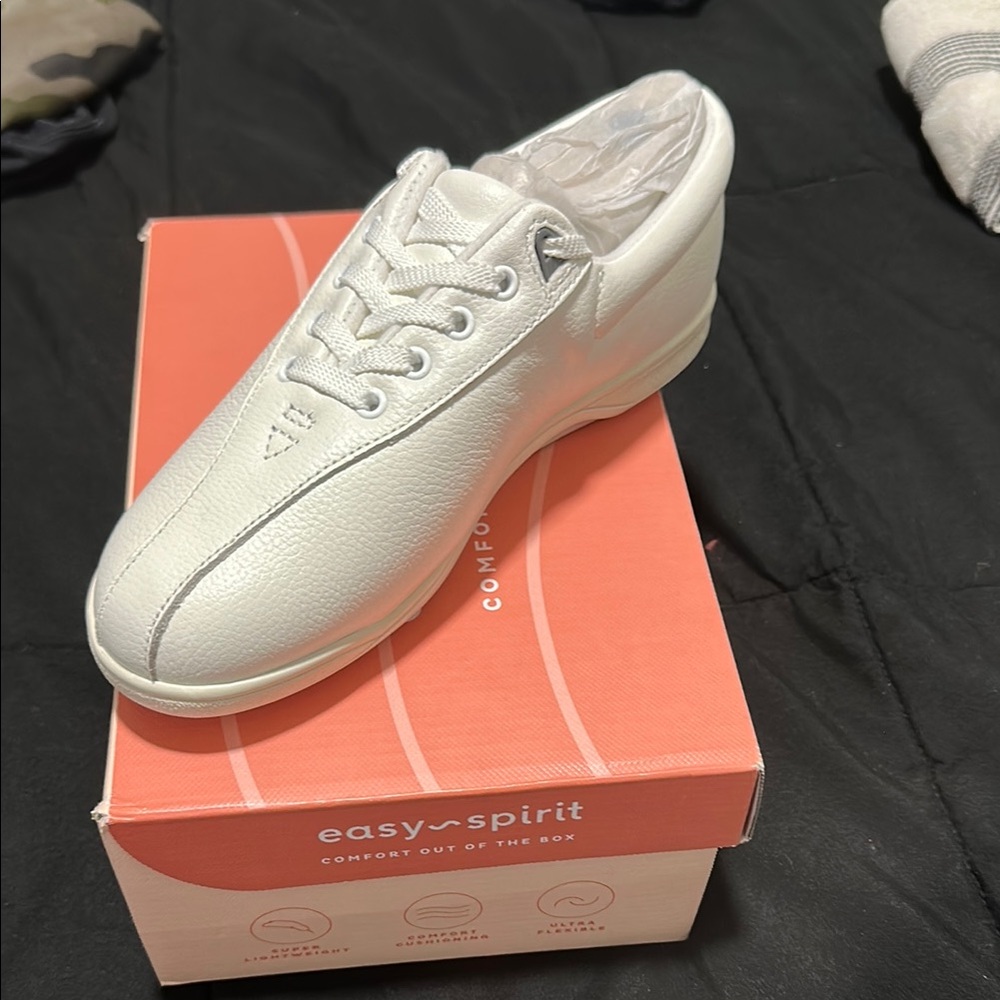 Easy Spirit White Sneakers Minimalist Design Cushioned Sole